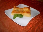 Rezept: Gefüllte Blätterteigtasche mit Schafskäse und Basilikum Gefüllte Blätterteigtasche mit Schafskäse und Basilikum - Rezept