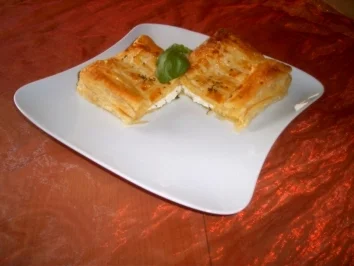 Rezept: Gefüllte Blätterteigtasche mit Schafskäse und Basilikum Gefüllte Blätterteigtasche mit Schafskäse und Basilikum - Rezept