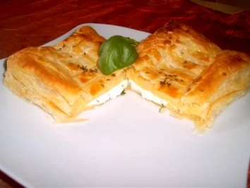 Rezept: Gefüllte Blätterteigtasche mit Schafskäse und Basilikum Gefüllte Blätterteigtasche mit Schafskäse und Basilikum - Rezept