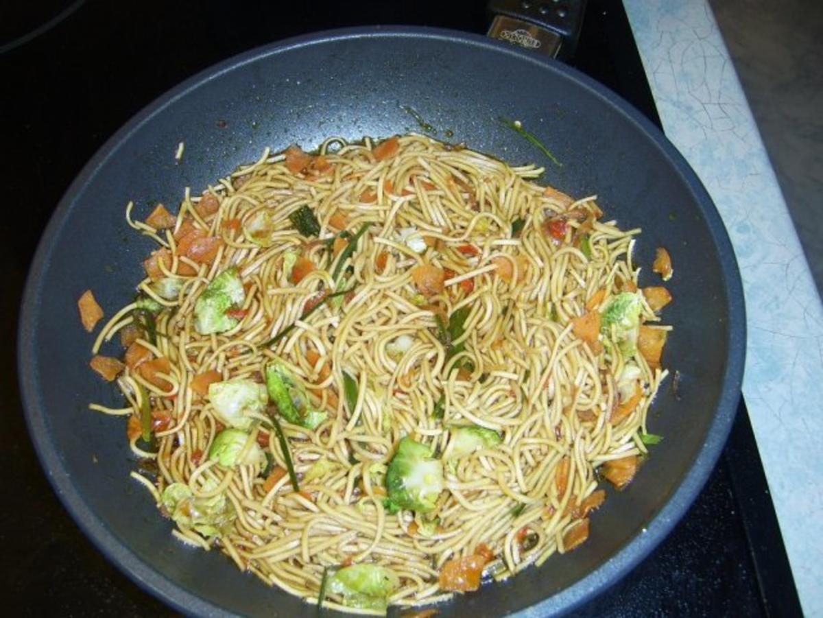 Woknudeln mit Gemüse - Rezept mit Bild - kochbar.de