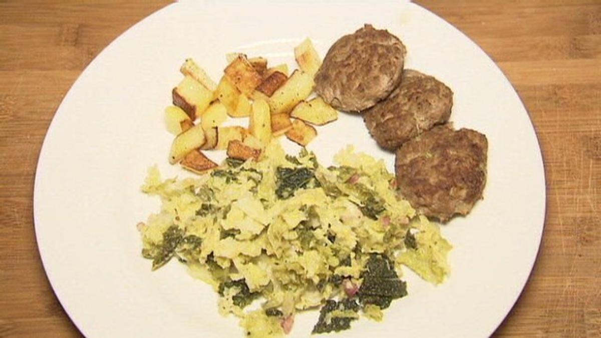 Bilder für Rahmwirsing mit Wirsingkopf und Zwiebel - Rezept