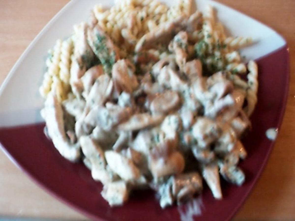 Putenfiletstreifen mit Waldpilzen in Frischkäsesosse - Rezept