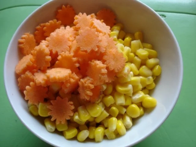 Krakauer mit Kartoffel-Sellerie-Stampf und Möhren-Mais-Gemüse - Rezept - Bild Nr. 6