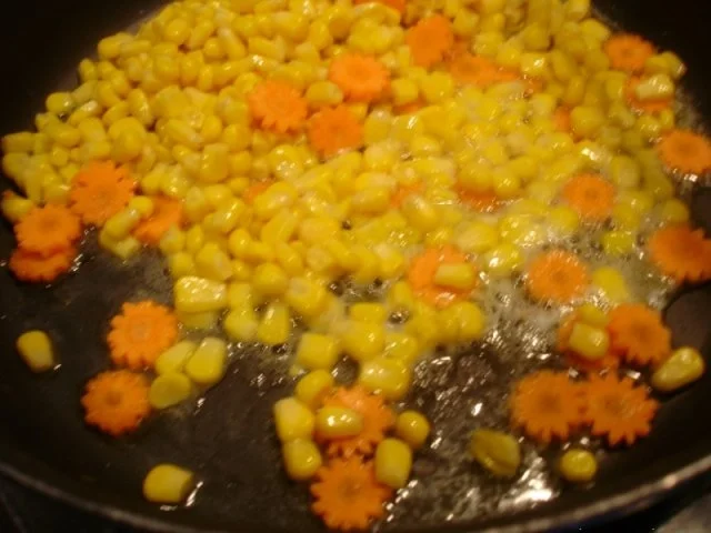 Krakauer mit Kartoffel-Sellerie-Stampf und Möhren-Mais-Gemüse - Rezept - Bild Nr. 7