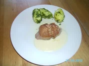 Gefüllte Schweinsröllchen auf Rahmsoße mit Petersilkartoffeln - Rezept
