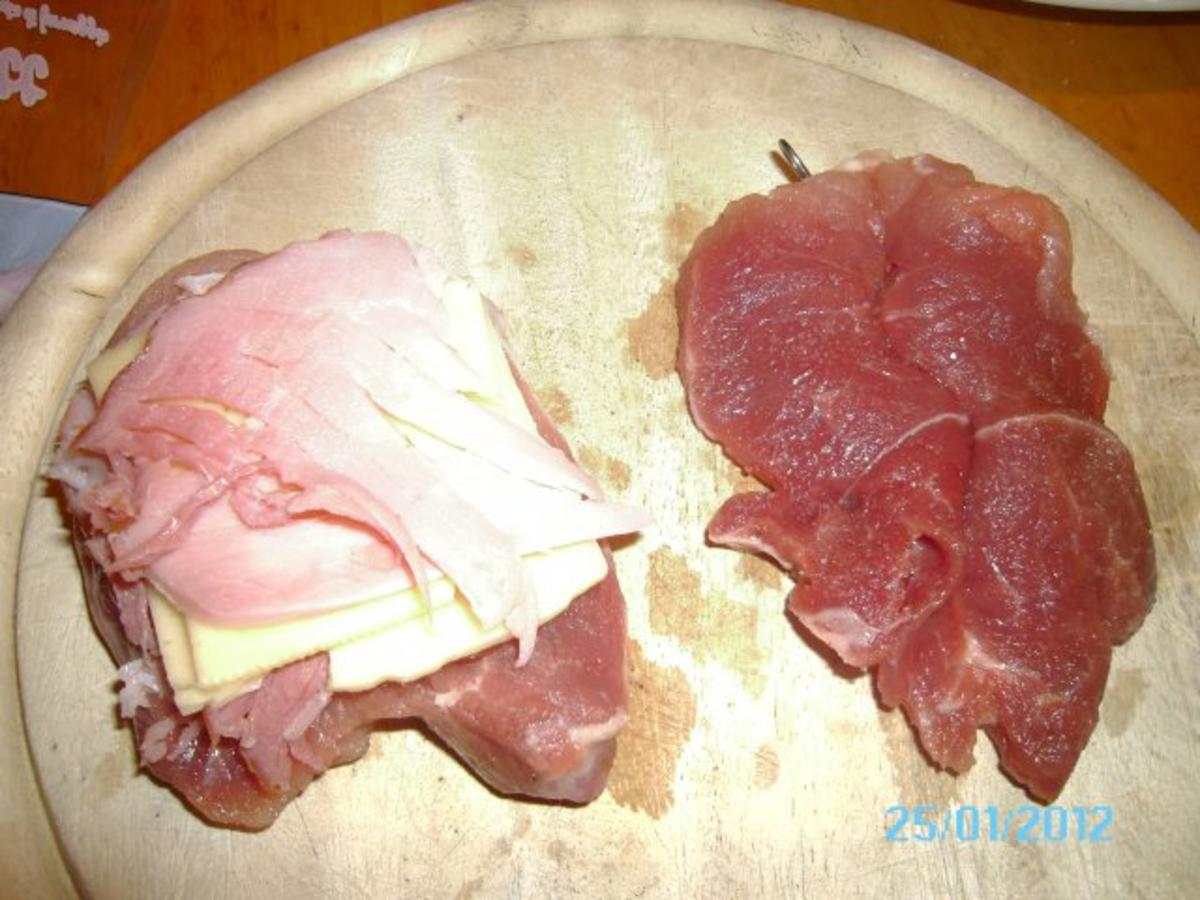 Gefüllte Schweinsröllchen auf Rahmsoße mit Petersilkartoffeln - Rezept - Bild Nr. 3