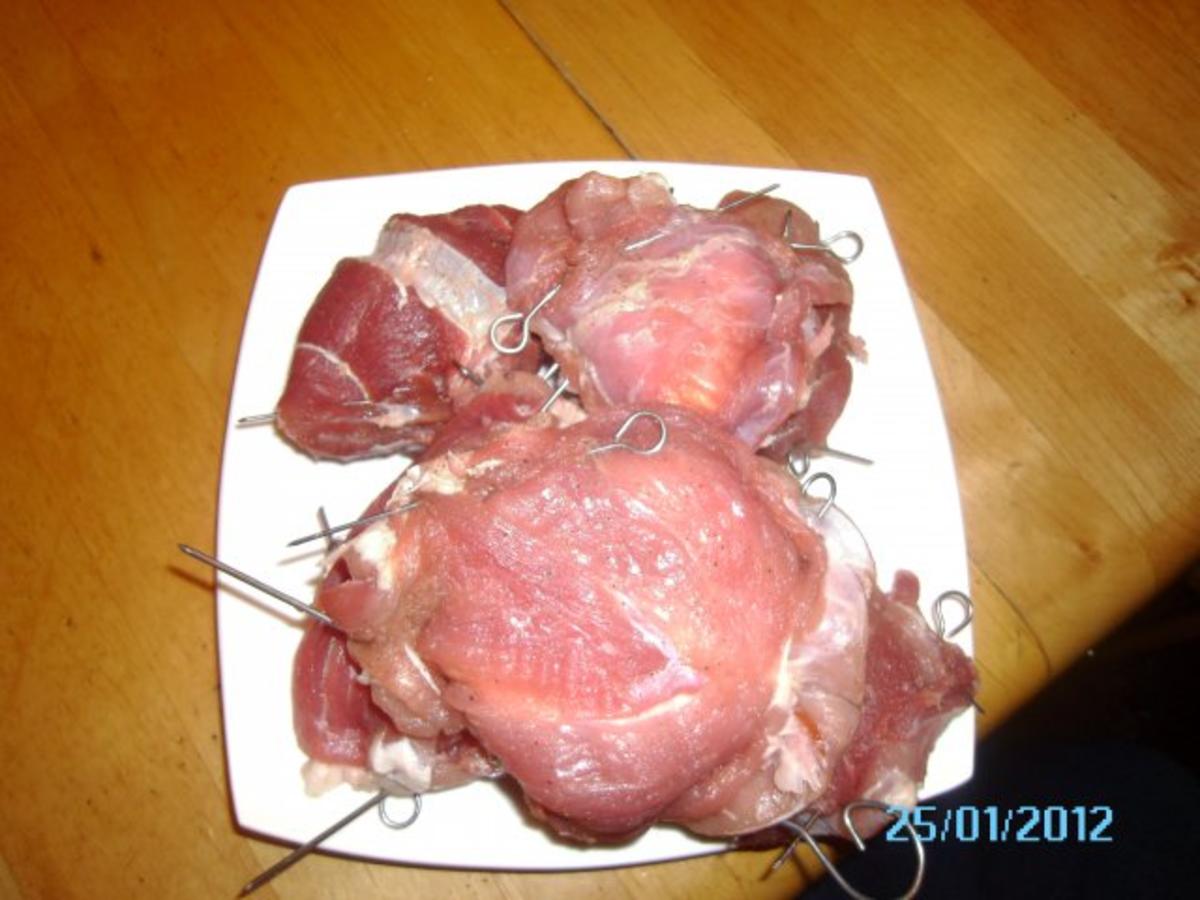 Gefüllte Schweinsröllchen auf Rahmsoße mit Petersilkartoffeln - Rezept - Bild Nr. 4