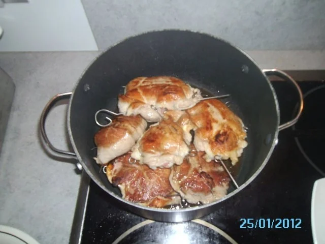 Gefüllte Schweinsröllchen auf Rahmsoße mit Petersilkartoffeln - Rezept - Bild Nr. 5