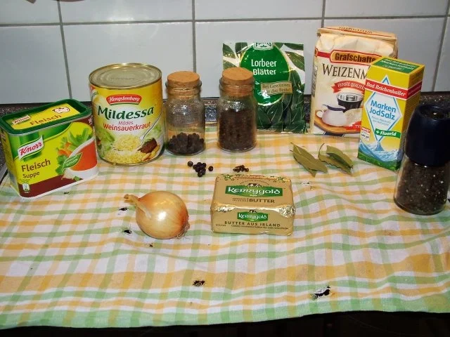 Sauerkraut mit Knöchlen, Schälrippchen, Blutwürstlen, Leberwürstchen und Schupfnudeln. - Rezept