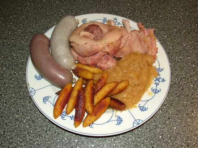 Sauerkraut mit Knöchlen, Schälrippchen, Blutwürstlen, Leberwürstchen und Schupfnudeln. - Rezept - Bild Nr. 4