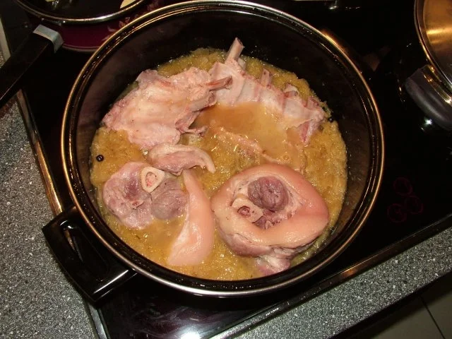 Sauerkraut mit Knöchlen, Schälrippchen, Blutwürstlen, Leberwürstchen und Schupfnudeln. - Rezept - Bild Nr. 5