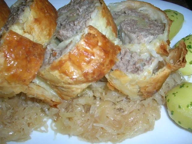 Hack-Blätterteigrolle auf Sauerkraut (peiswert, schnell und lecker) - Rezept - Bild Nr. 2