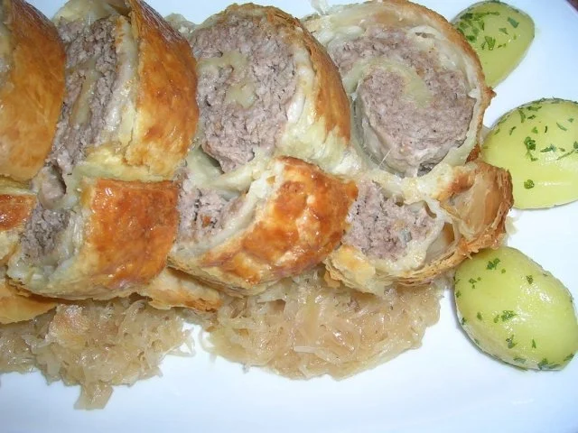 Hack-Blätterteigrolle auf Sauerkraut (peiswert, schnell und lecker) - Rezept - Bild Nr. 3