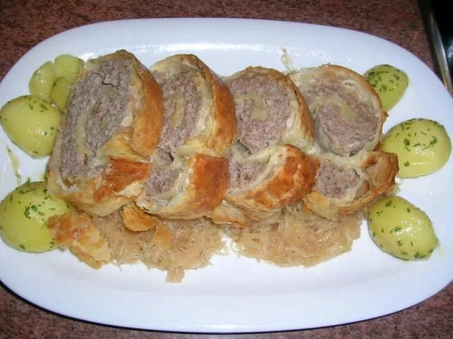 Hack-Blätterteigrolle auf Sauerkraut (peiswert, schnell und lecker) - Rezept