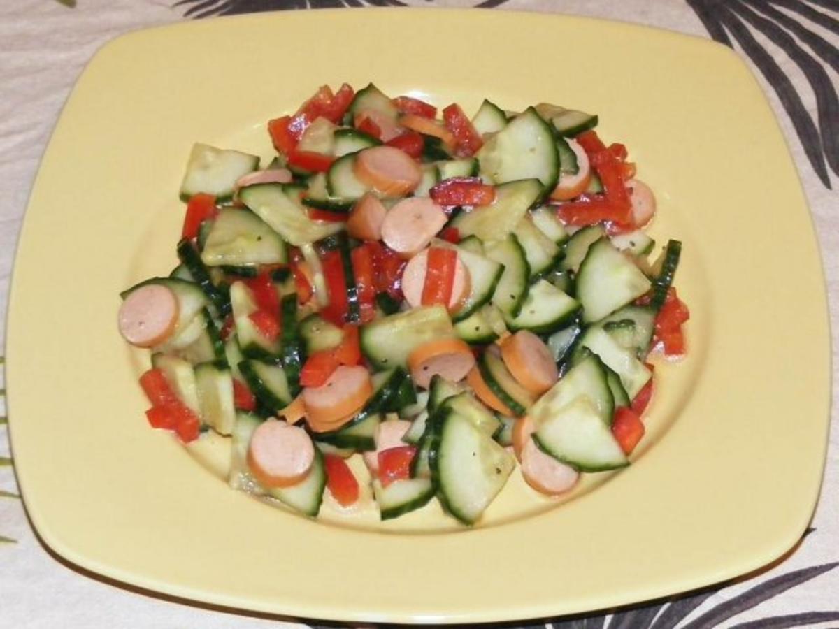 Gurken-Paprika-Salat mit Geflügelwiener - Rezept