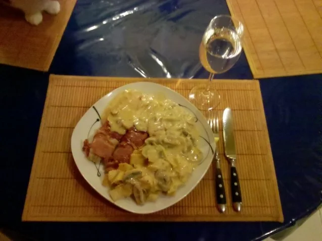 Fisch: Seelachs im Speckmantel mit fruchtigen Rahmchampignons und Trüffelnudeln - Rezept