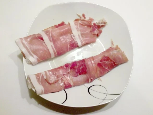 Fisch: Seelachs im Speckmantel mit fruchtigen Rahmchampignons und Trüffelnudeln - Rezept - Bild Nr. 3