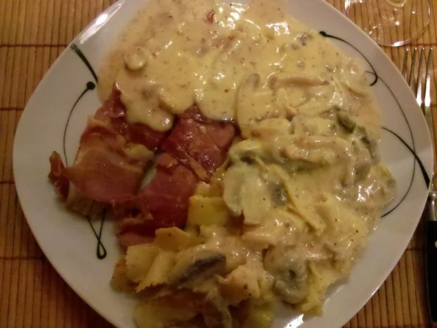 Fisch: Seelachs im Speckmantel mit fruchtigen Rahmchampignons und Trüffelnudeln - Rezept - Bild Nr. 10