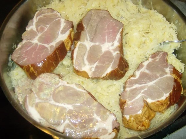 Rezept: Ripperl mit Sauerkraut und Zwiebel Speck Stampf Ripperl mit Sauerkraut und Zwiebel Speck Stampf - Rezept