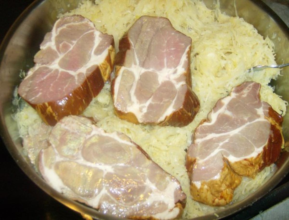 Bilder für Ripperl mit Sauerkraut und Zwiebel Speck Stampf - Rezept