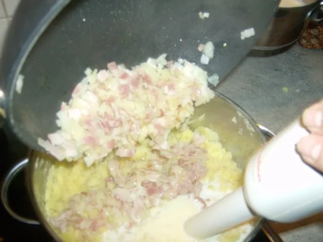 Rezept: Ripperl mit Sauerkraut und Zwiebel Speck Stampf Bild Nr. 6 Ripperl mit Sauerkraut und Zwiebel Speck Stampf - Rezept - Bild Nr. 6