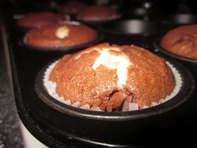 Schokomuffins mit cremiger Füllung aus weißer Schokolade - Rezept - Bild Nr. 4