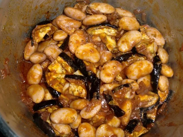 Gegrillte Aubergine mit weißen Bohnen - Rezept