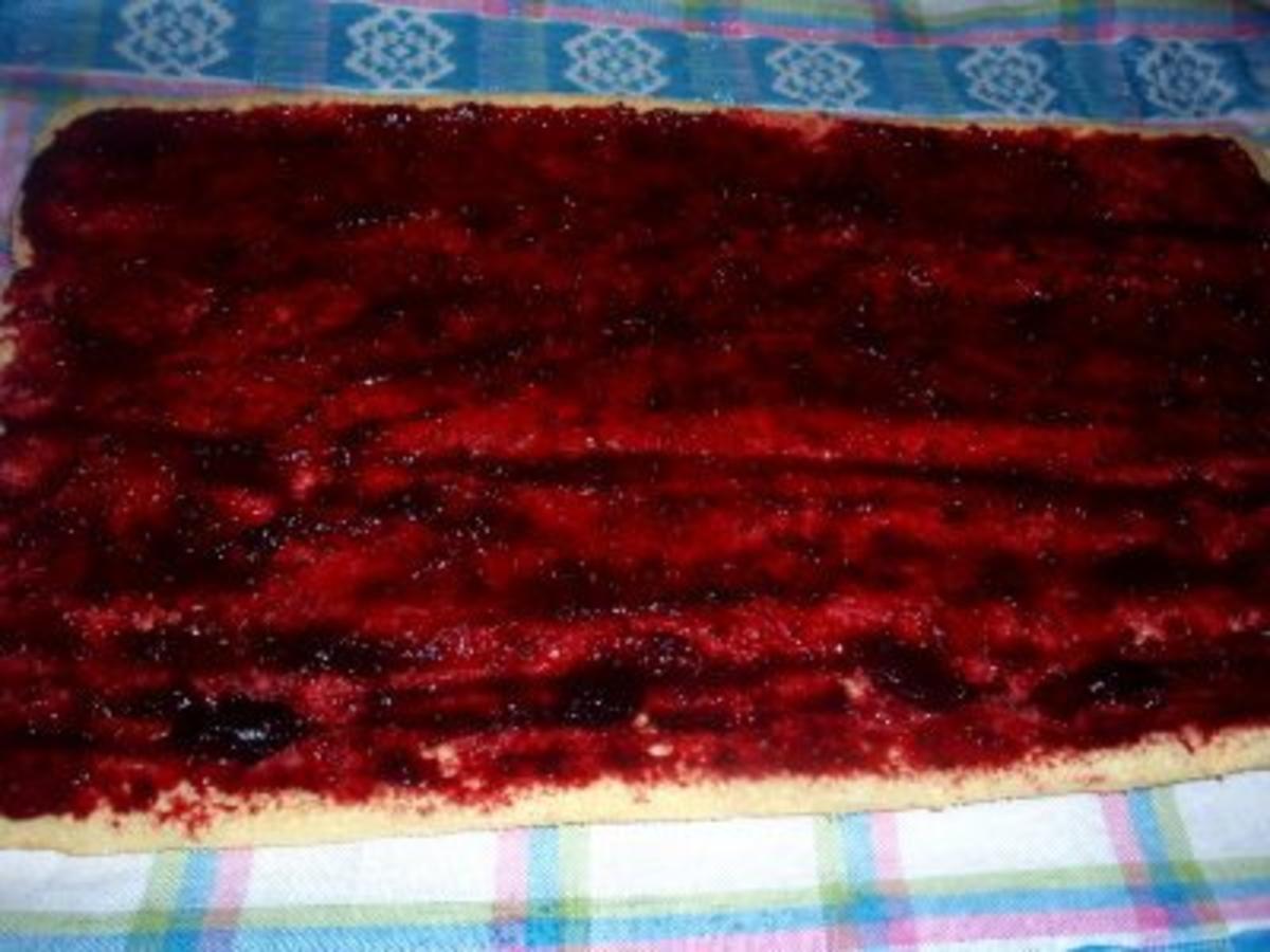 Kuchen: Schwarzwälder Kirschrolle - Rezept - Bild Nr. 3