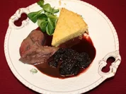 Rehmedaillon in Morchel-Portweinsoße, dazu Kartoffeltorte - Rezept