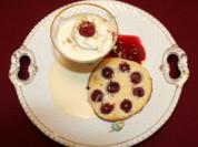 Kirschpfannküchlein mit Vanilleeis und Eierlikörsoße - Rezept
