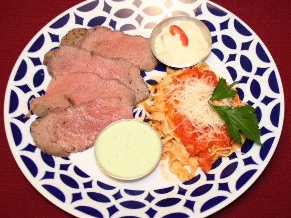 Roastbeef mit brasilianischer Kräutercreme und Tagliatelle in aromatisierter Tomatensoße - Rezept