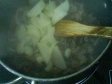 Gemüsiges Geschnetzeltes von Schwein und Rind mit in Nußbutter geschwenkten Kräuterknödeln - Rezept - Bild Nr. 4