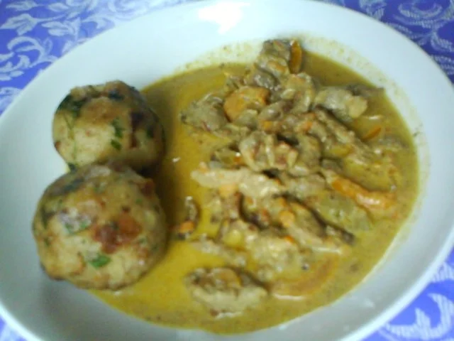 Gemüsiges Geschnetzeltes von Schwein und Rind mit in Nußbutter geschwenkten Kräuterknödeln - Rezept