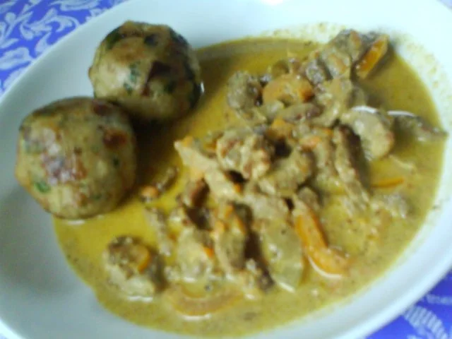 Gemüsiges Geschnetzeltes von Schwein und Rind mit in Nußbutter geschwenkten Kräuterknödeln - Rezept - Bild Nr. 17