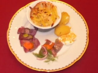 Rezept: Heringe süßsauer eingelegt mit Dillkartoffeln und Jansons Versuchung Heringe süßsauer eingelegt mit Dillkartoffeln und Jansons Versuchung - Rezept