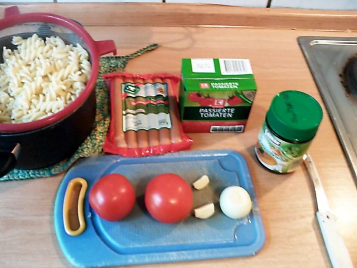 Spirelli in Tomatensosse mit Würstchenigel - Rezept - Bild Nr. 2