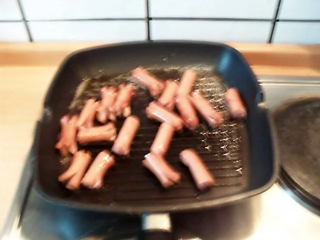 Spirelli in Tomatensosse mit Würstchenigel - Rezept - Bild Nr. 5