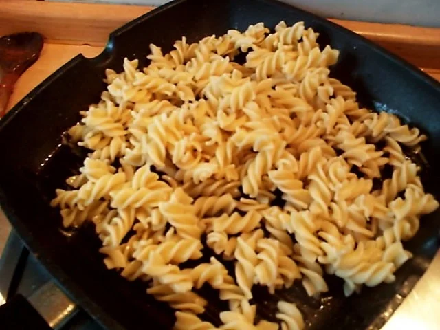 Spirelli in Tomatensosse mit Würstchenigel - Rezept - Bild Nr. 6