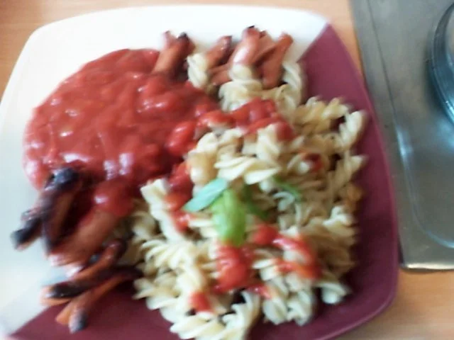 Spirelli in Tomatensosse mit Würstchenigel - Rezept - Bild Nr. 7