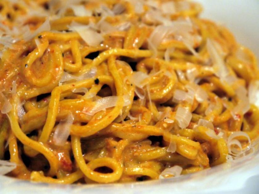 Spaghetti mit gerösteter Paprika-Sauce - Rezept - kochbar.de