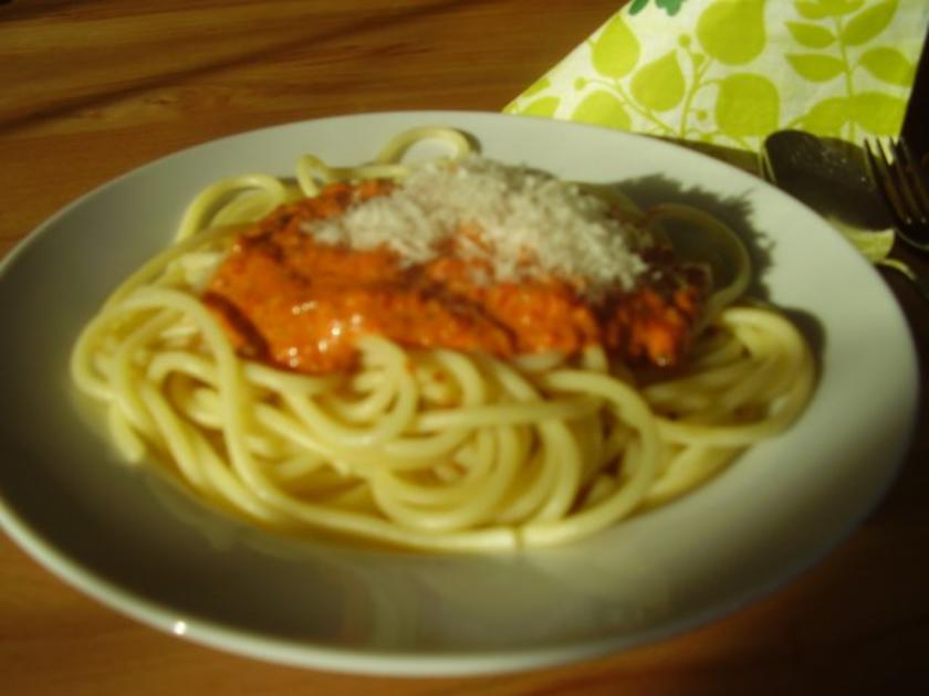 Spaghetti mit gerösteter Paprika-Sauce - Rezept - kochbar.de