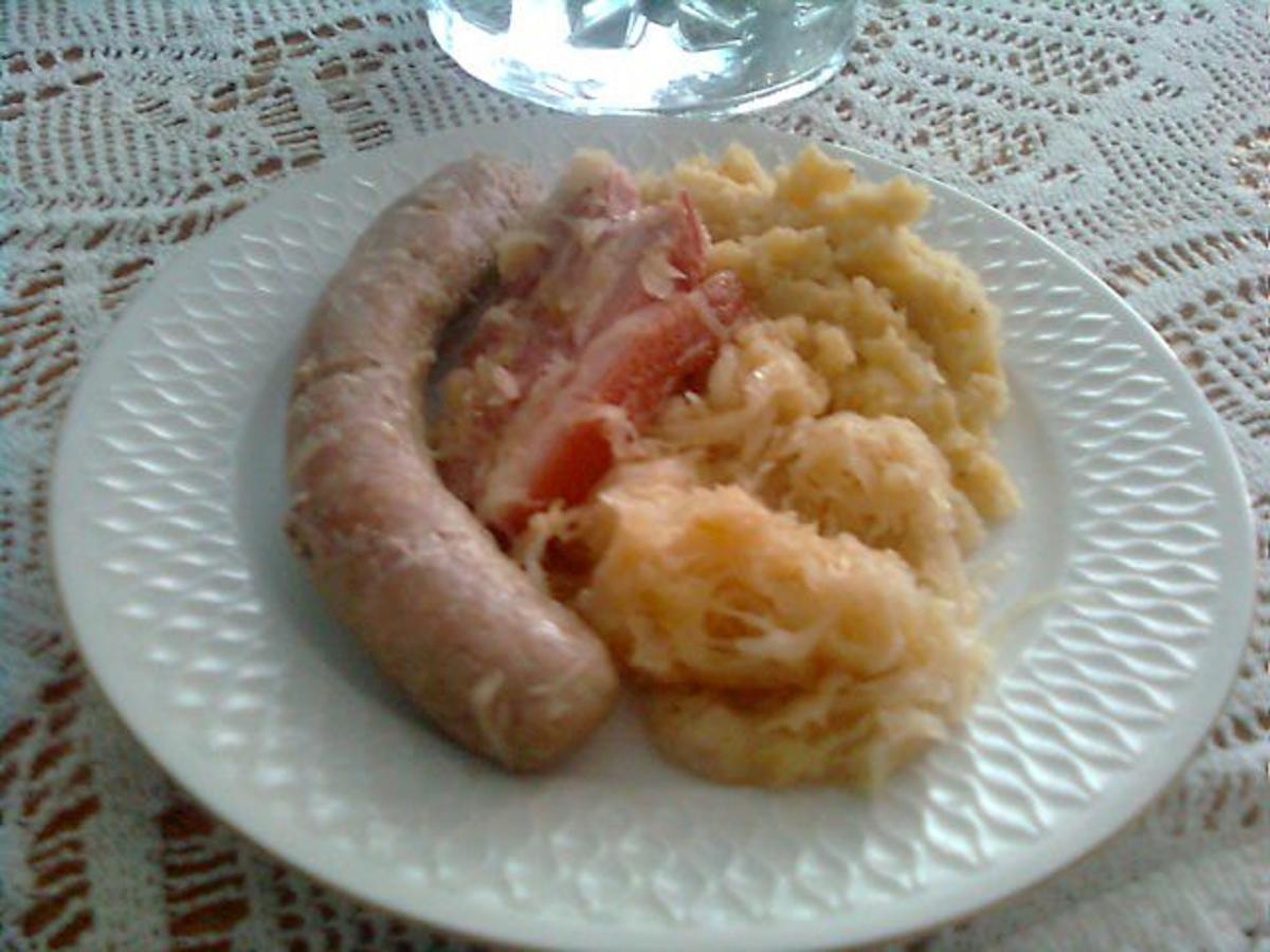 Schmand-Sauerkraut mit frischer Bratwurst und Speck und Kartoffel -Erdnußpüree - Rezept