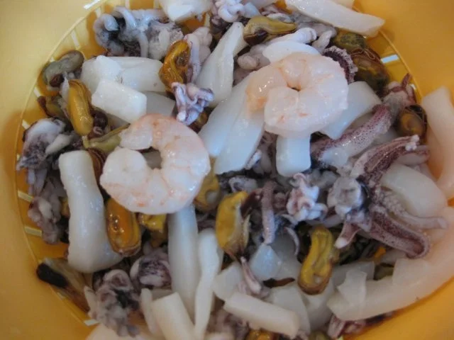 Meeresfrüchte mit Weißwein-Kräuter-Soße auf Spaghetti - Rezept - Bild Nr. 3