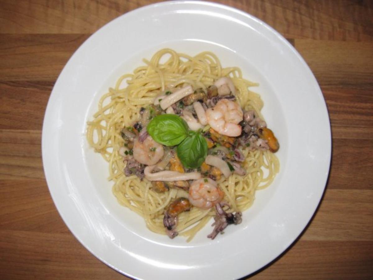 Bilder für Meeresfrüchte mit Weißwein-Kräuter-Soße auf Spaghetti - Rezept
