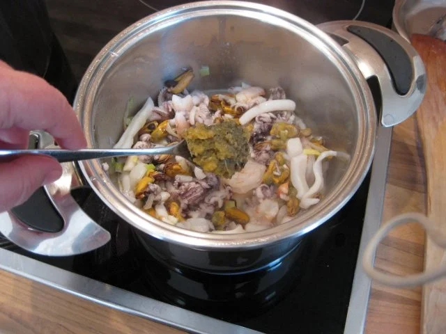 Meeresfrüchte mit Weißwein-Kräuter-Soße auf Spaghetti - Rezept - Bild Nr. 5