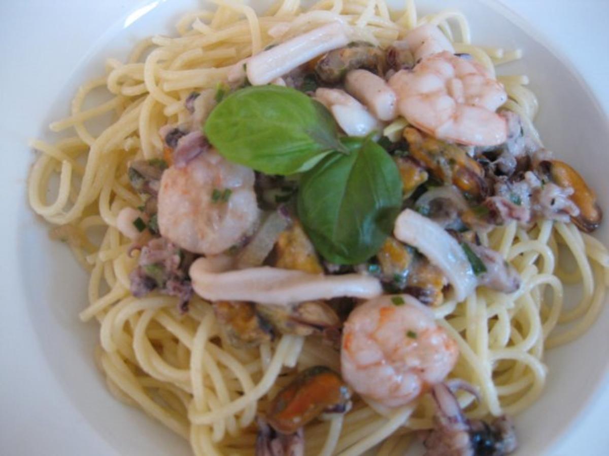 Meeresfrüchte mit Weißwein-Kräuter-Soße auf Spaghetti - Rezept - Bild Nr. 7