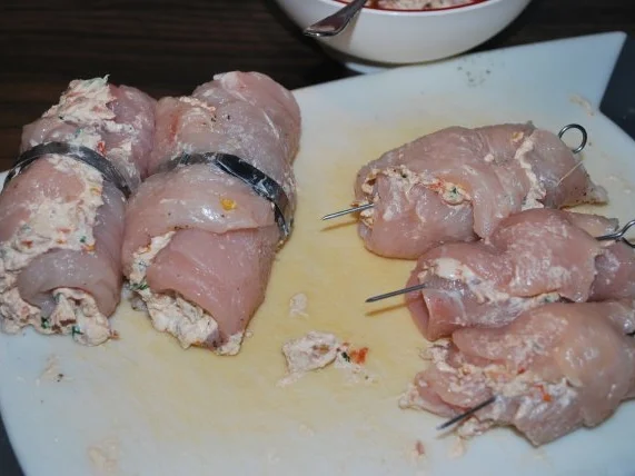 Hähnchenrouladen mit Salami und Frischkäse-Fülle - Rezept - Bild Nr. 2