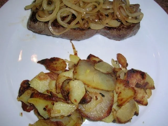 Rezept: Rumpsteak mit Zwiebeln und Bratkartoffeln - der Klassiker schlechthin - Bild Nr. 2 Rumpsteak mit Zwiebeln und Bratkartoffeln - der Klassiker schlechthin - - Rezept - Bild Nr. 2
