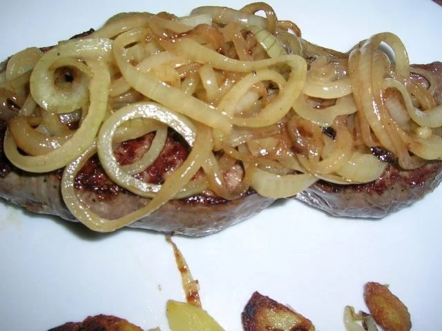 Rezept: Rumpsteak mit Zwiebeln und Bratkartoffeln - der Klassiker schlechthin - Rumpsteak mit Zwiebeln und Bratkartoffeln - der Klassiker schlechthin - - Rezept