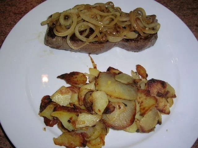 Rezept: Rumpsteak mit Zwiebeln und Bratkartoffeln - der Klassiker schlechthin - Bild Nr. 3 Rumpsteak mit Zwiebeln und Bratkartoffeln - der Klassiker schlechthin - - Rezept - Bild Nr. 3